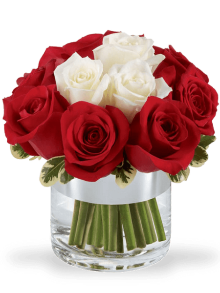Bouquet di rose rosse intorno e rose bianche al centro
