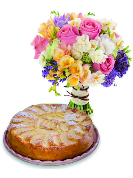 Rose e fiori misti con torta alle mele
