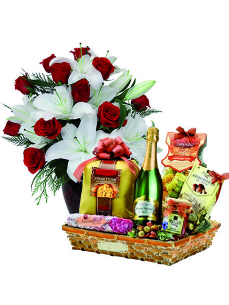 Bouquet di rose e gigli con cesto natalizio